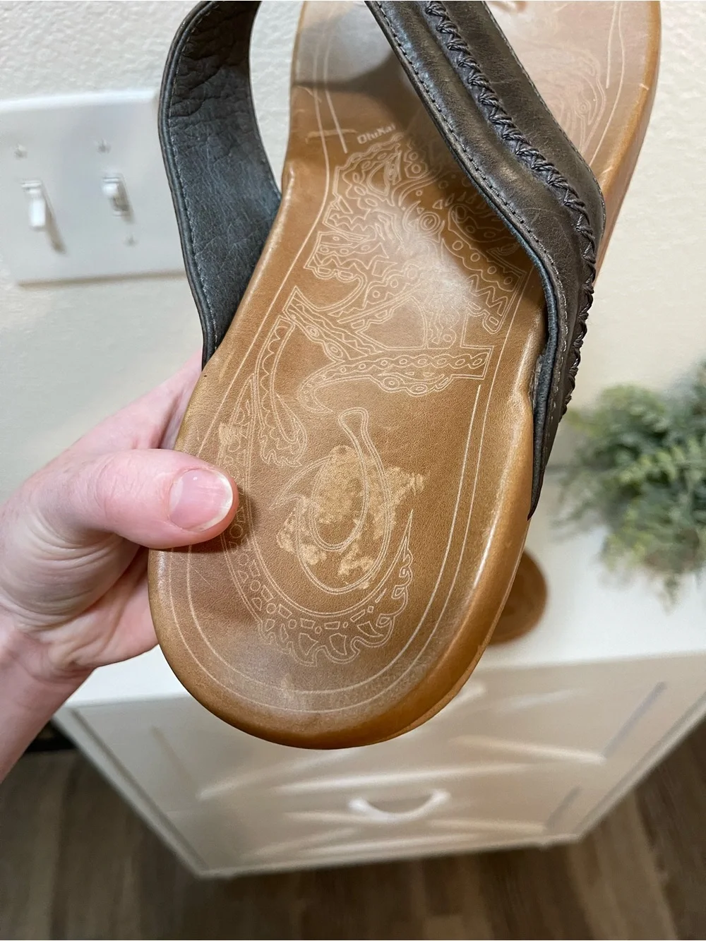 OluKai Mea Ola Leather Flip-Flop Sandals